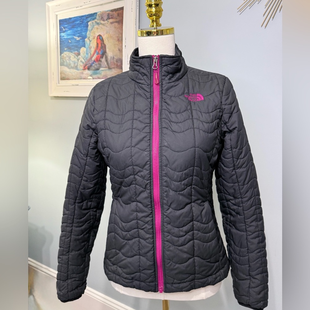 The North Face Women's Lightweight Puffer Jacket with Fuchsia Details